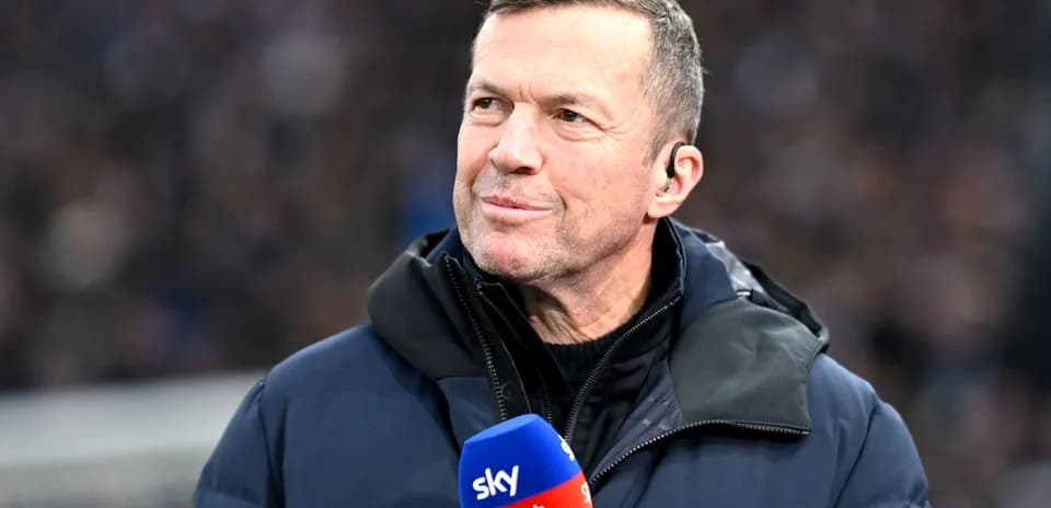 Analyste sportif s'exprimant lors d'une émission