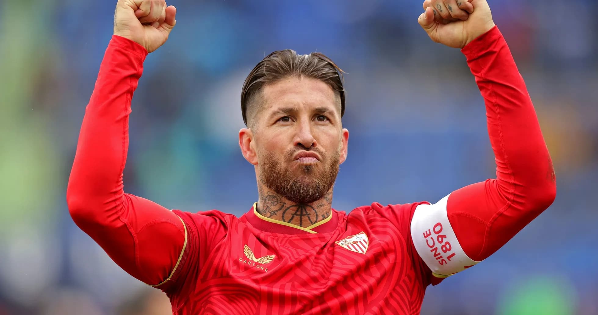 Joueur levant les poings en célébration après match