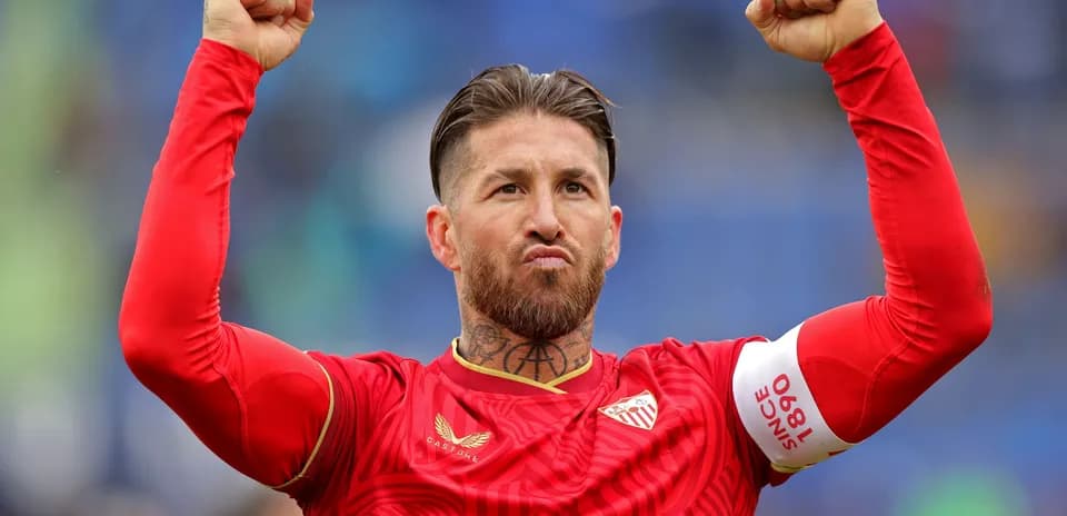 Joueur levant les poings en célébration après match