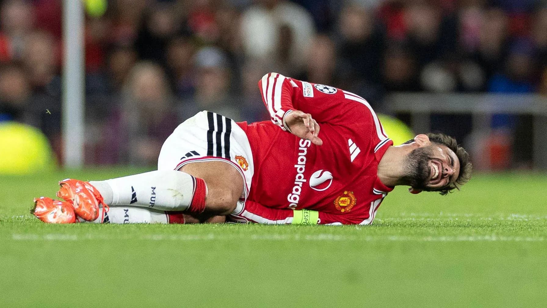 Joueur de Manchester United au sol après une blessure