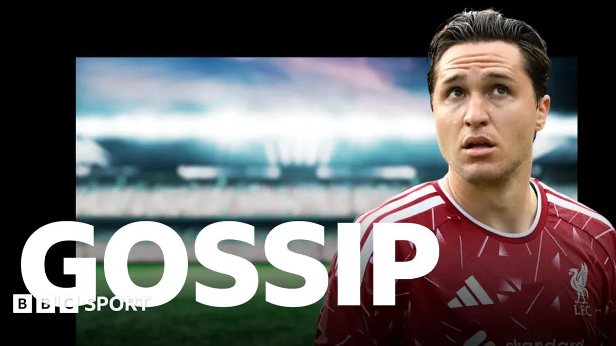 Joueur regardant le terrain avec maillot de Liverpool
