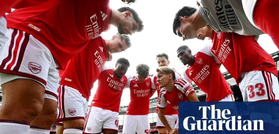 Joueurs d'Arsenal en cercle avant le match