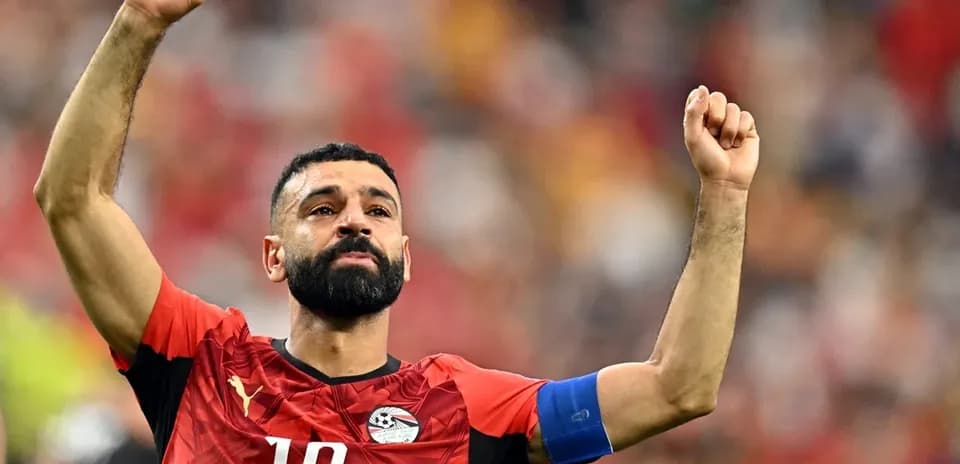 Joueur égyptien levant le poing après un match