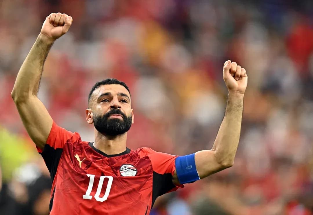 Joueur égyptien levant le poing après un match