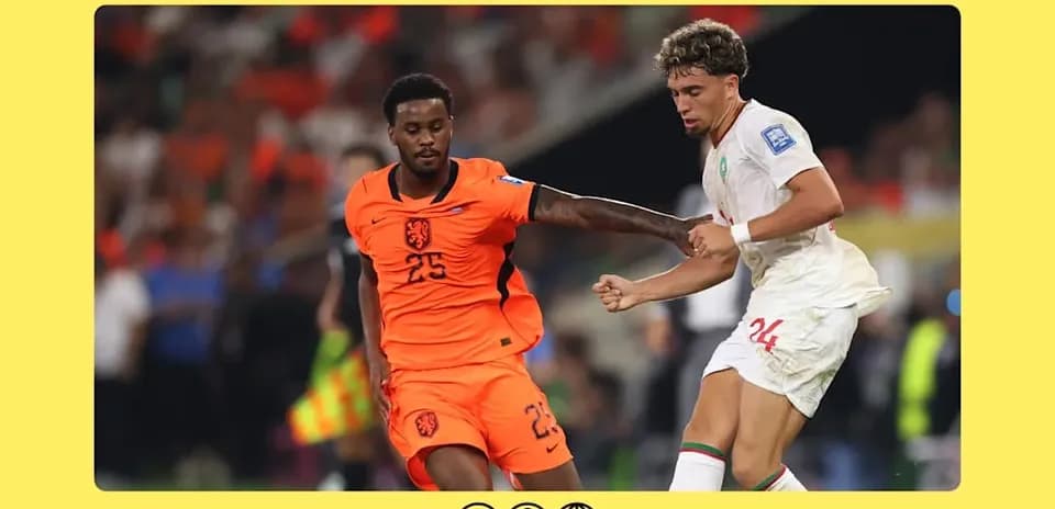 Deux joueurs en duel lors d'un match de football