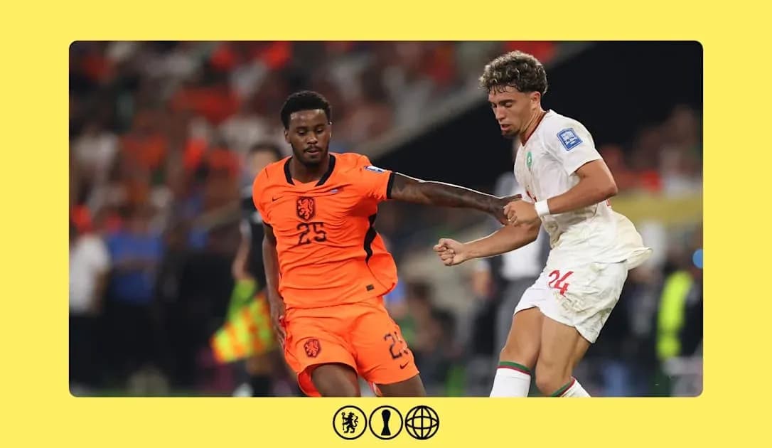 Deux joueurs en duel lors d'un match de football