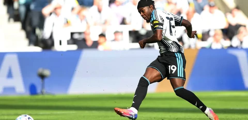 Joueur de Newcastle United en train de tirer au but