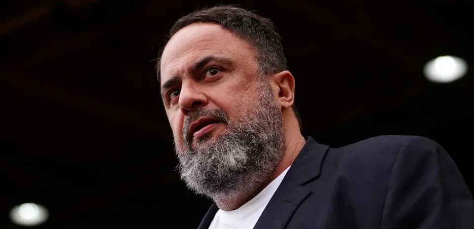 Homme avec barbe parlant lors d'un événement