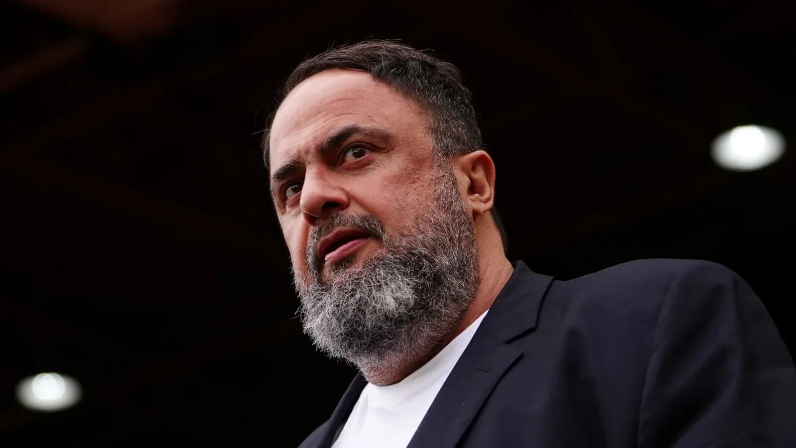 Homme avec barbe parlant lors d'un événement
