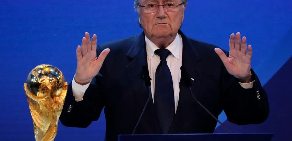 Homme parlant au podium avec trophée de la Coupe du Monde