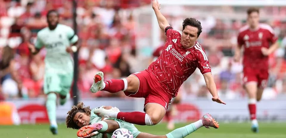 Joueur de Liverpool tombant après un tacle