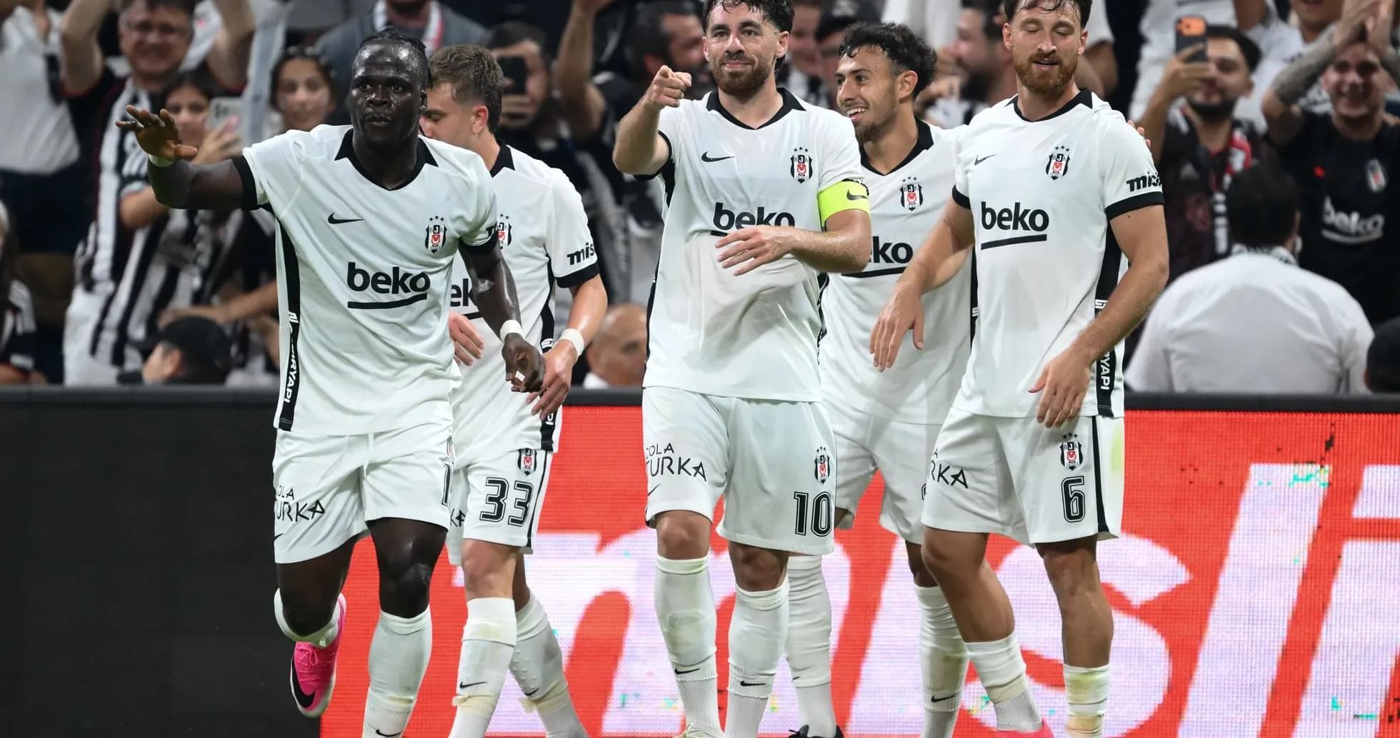 Joueurs de Beşiktaş célébrant un but