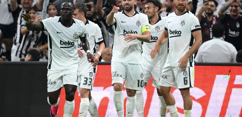Joueurs de Beşiktaş célébrant un but