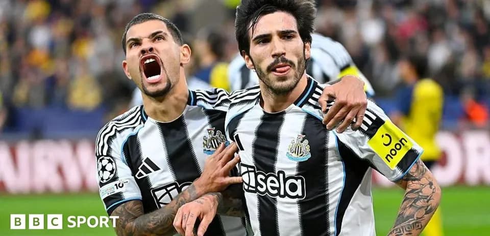 Joueurs de Newcastle célébrant un but ensemble