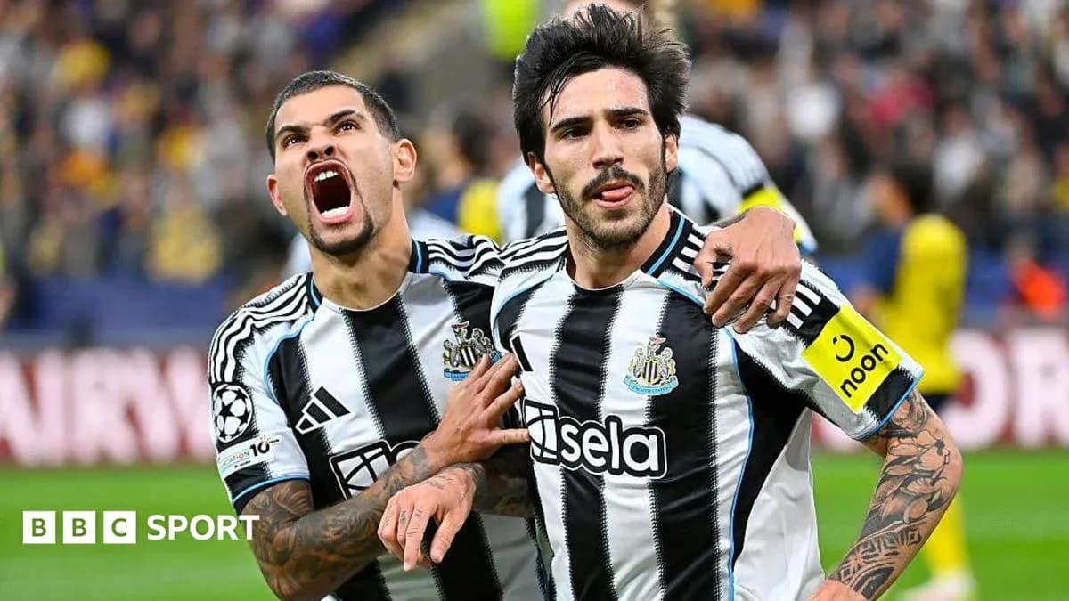 Joueurs de Newcastle célébrant un but ensemble