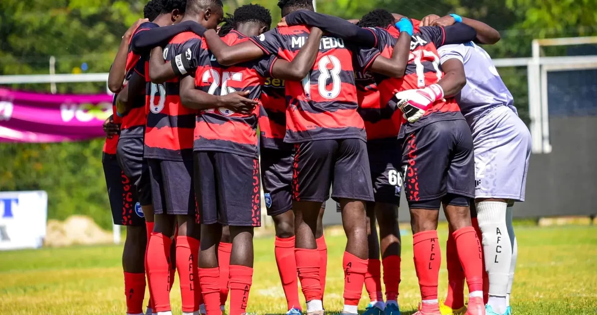 Équipe de football en réunion avant le match