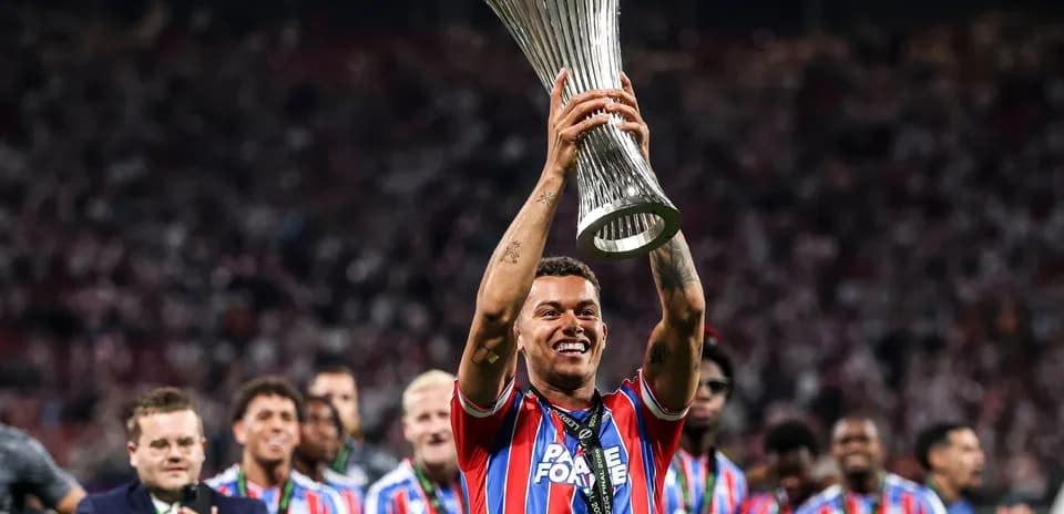 Joueur levant le trophée de la Ligue Europa