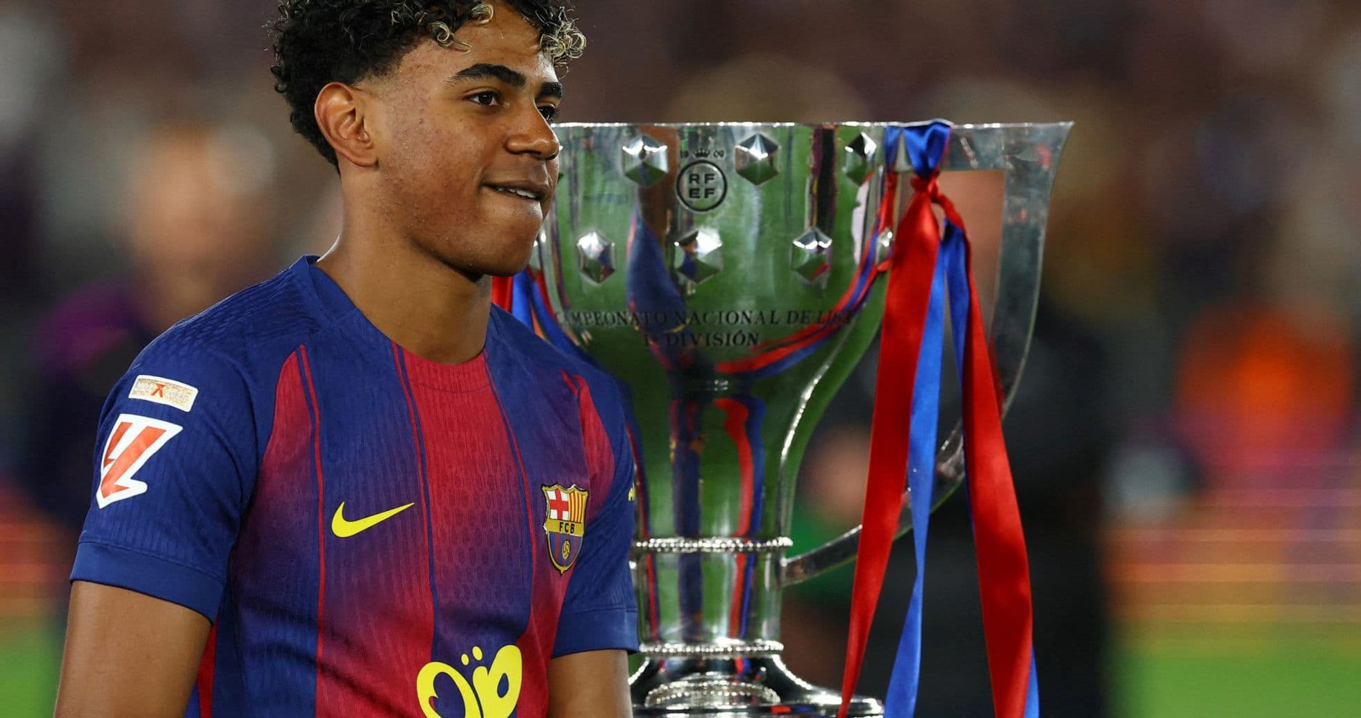 Joueur du FC Barcelone célébrant avec le trophée