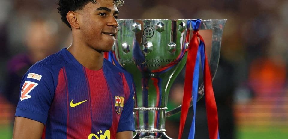 Joueur du FC Barcelone célébrant avec le trophée