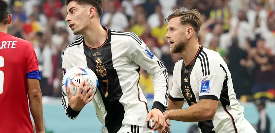 Joueurs allemands avec le ballon lors du match
