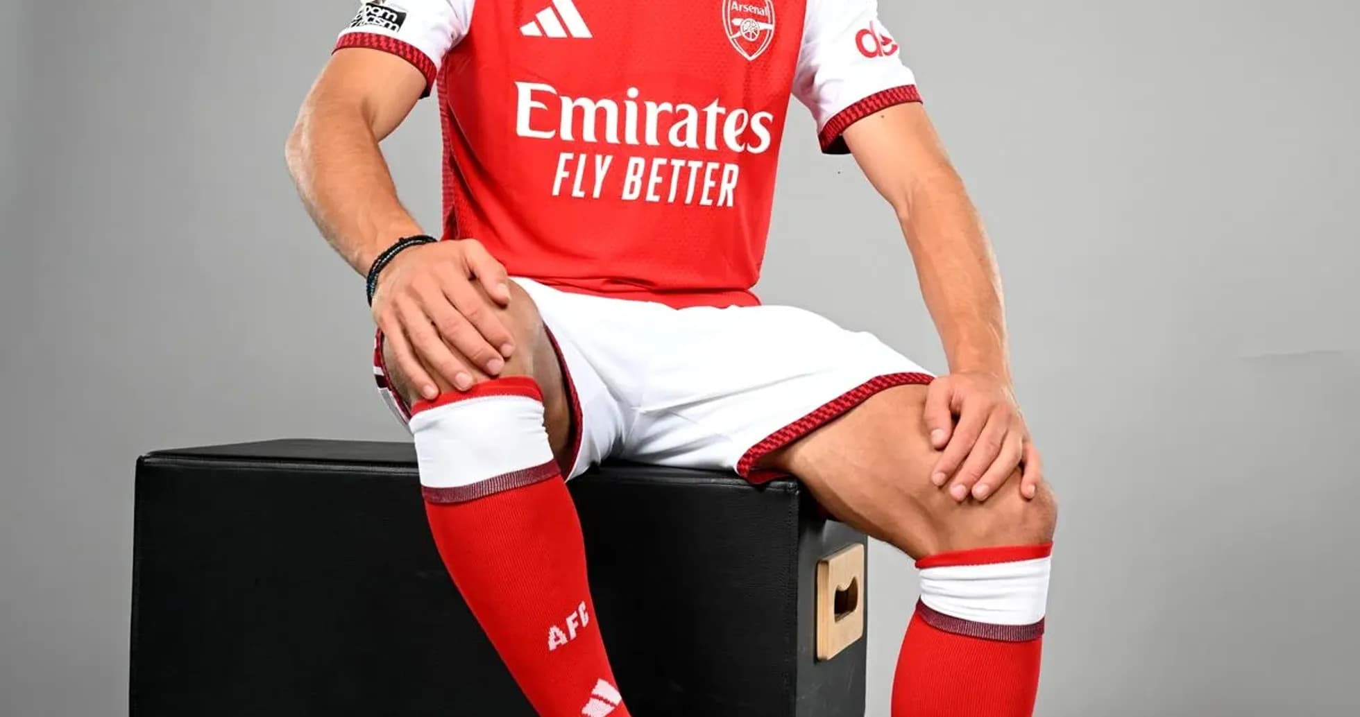 Joueur d'Arsenal en tenue de football posant