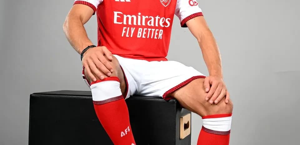 Joueur d'Arsenal en tenue de football posant