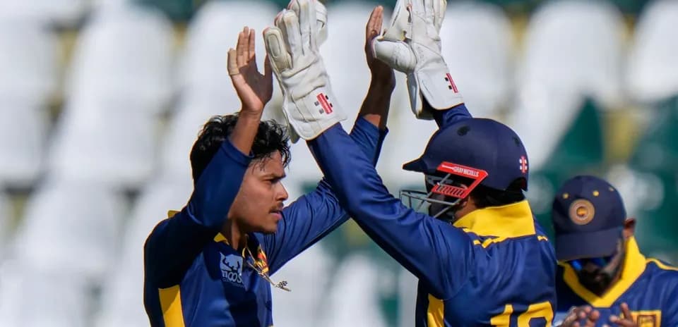 Joueurs sri-lankais célébrant un wicket lors du match