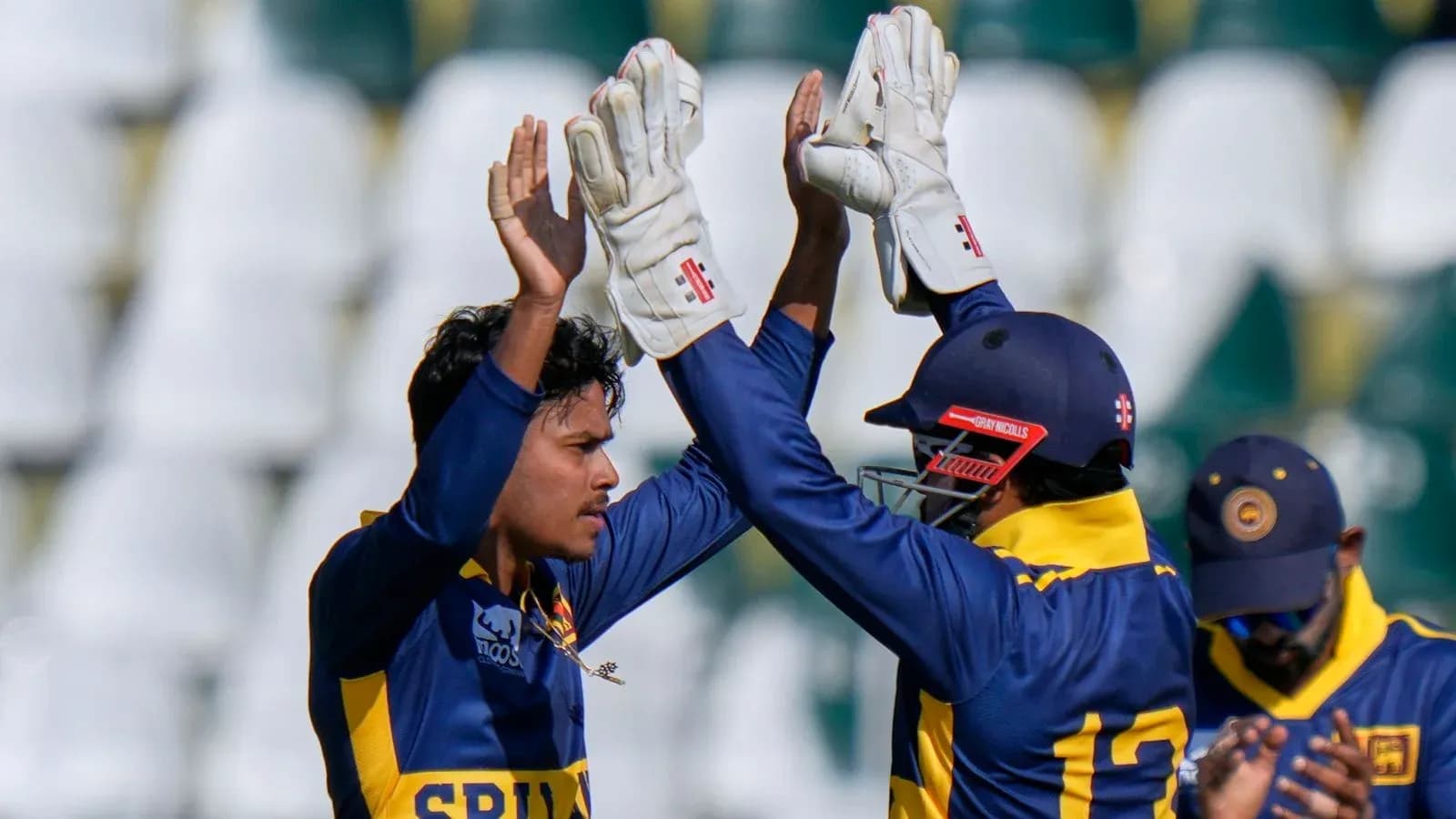 Joueurs sri-lankais célébrant un wicket lors du match