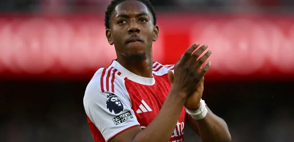 Joueur applaudissant après un match au stade