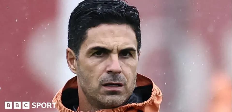 Entraîneur observant l'entraînement sous la pluie