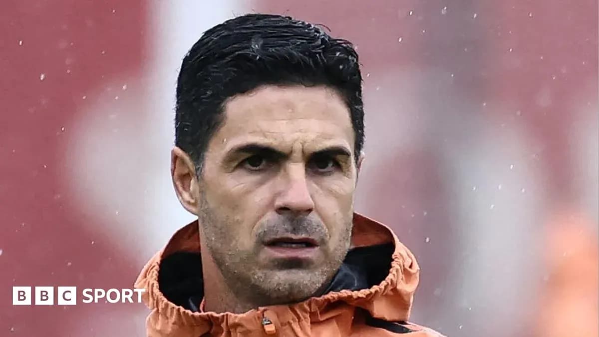 Entraîneur observant l'entraînement sous la pluie