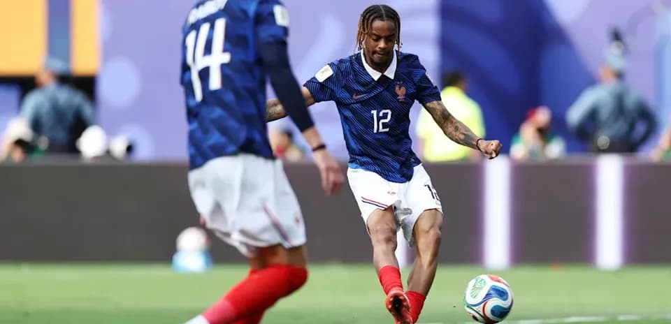 Joueur français en train de frapper le ballon