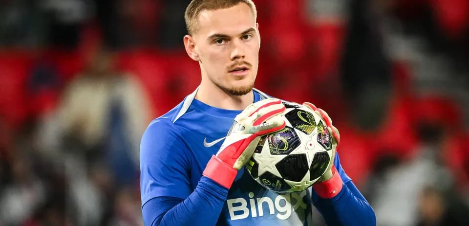 Gardien de but tenant un ballon de football