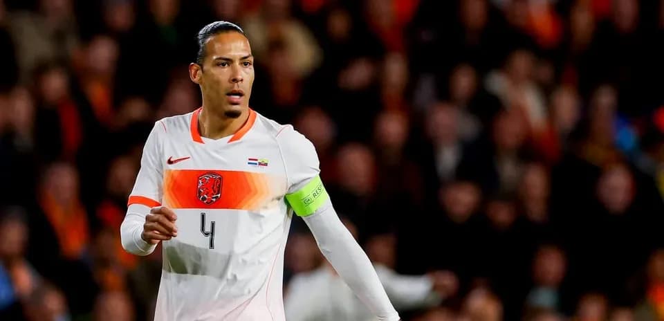 Joueur néerlandais portant le numéro 4 sur le terrain