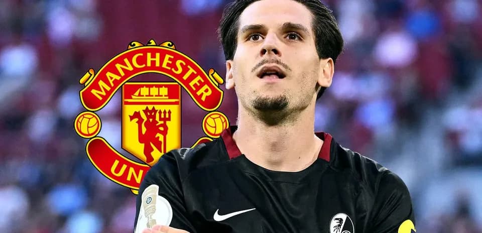 Joueur en tenue de football avec logo Manchester United