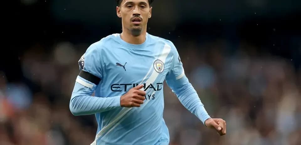 Joueur de Manchester City courant sur le terrain