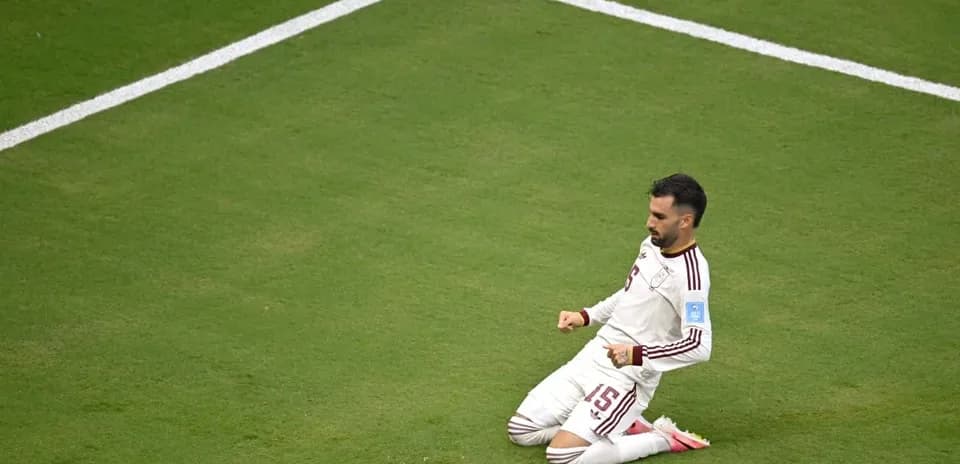 Joueur célébrant un but sur le terrain