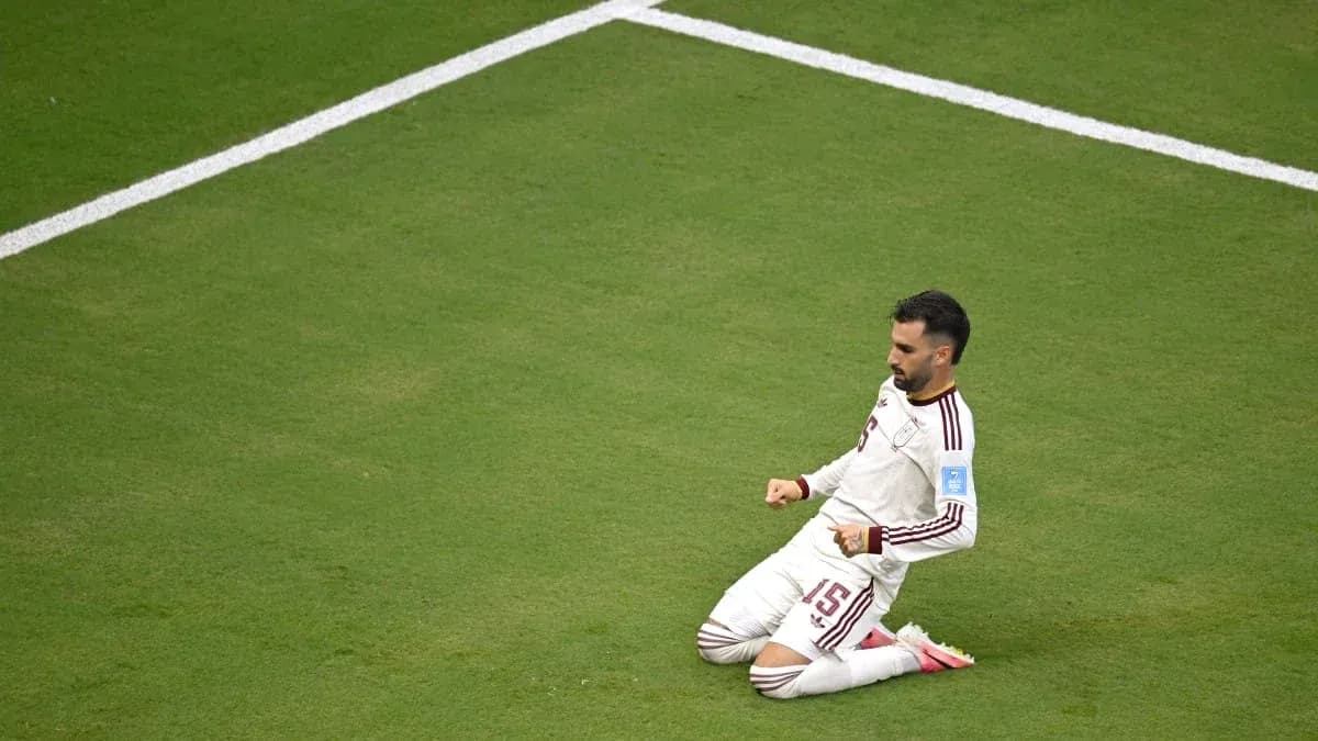 Joueur célébrant un but sur le terrain