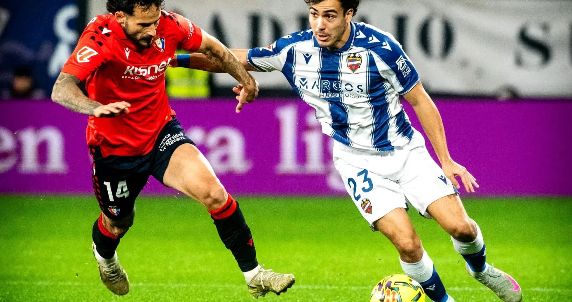 Joueurs de Levante et Osasuna en action