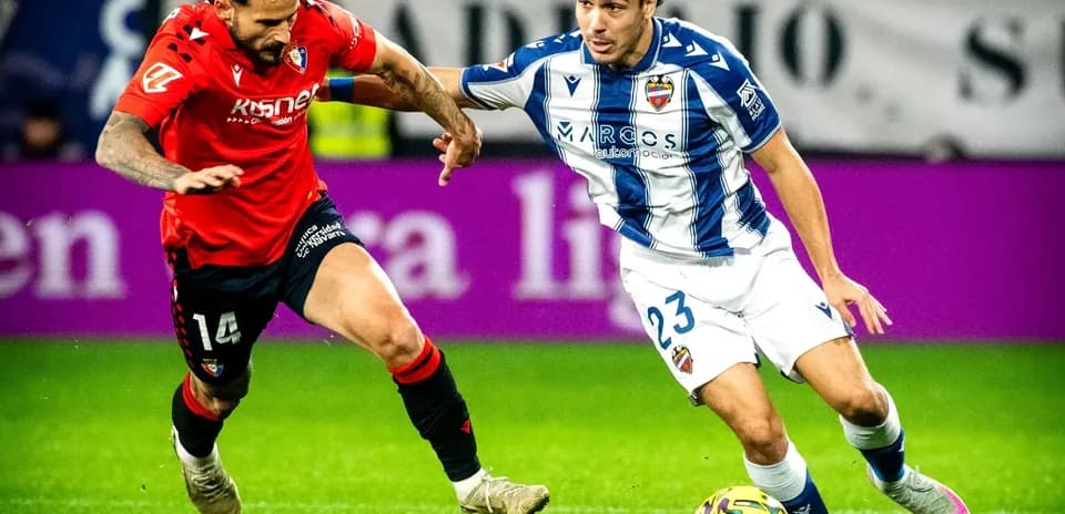 Joueurs de Levante et Osasuna en action
