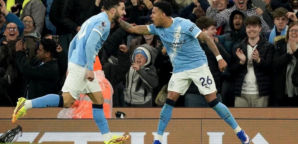 Deux joueurs de Manchester City célébrant un but
