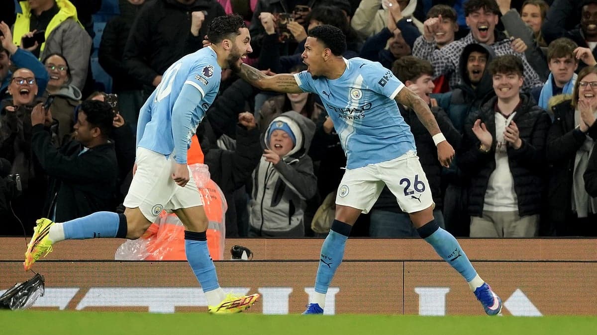 Deux joueurs de Manchester City célébrant un but