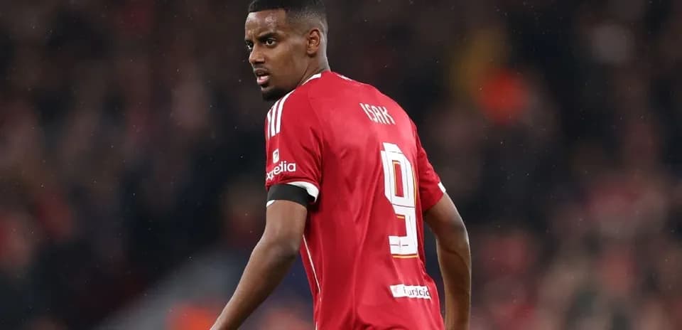 Joueur portant le maillot rouge numéro 9 sur le terrain