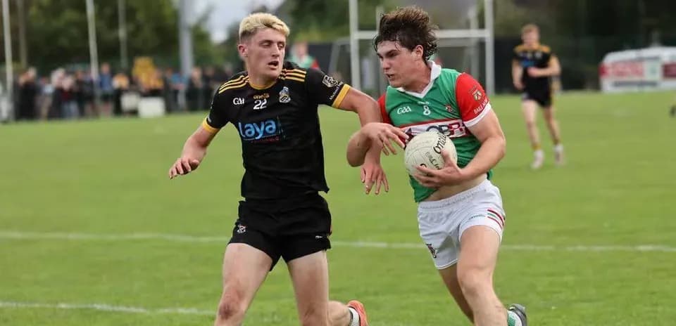 Deux joueurs de football gaélique en action sur le terrain
