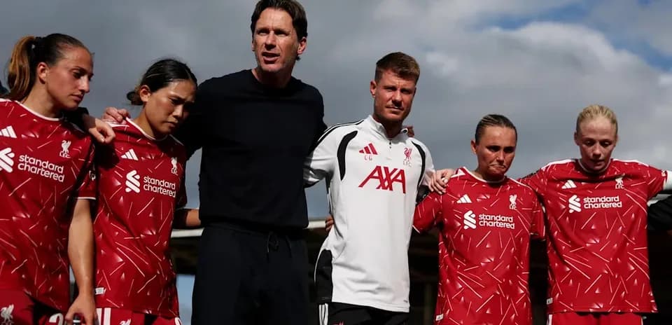 Équipe féminine de Liverpool en discussion avec l'entraîneur