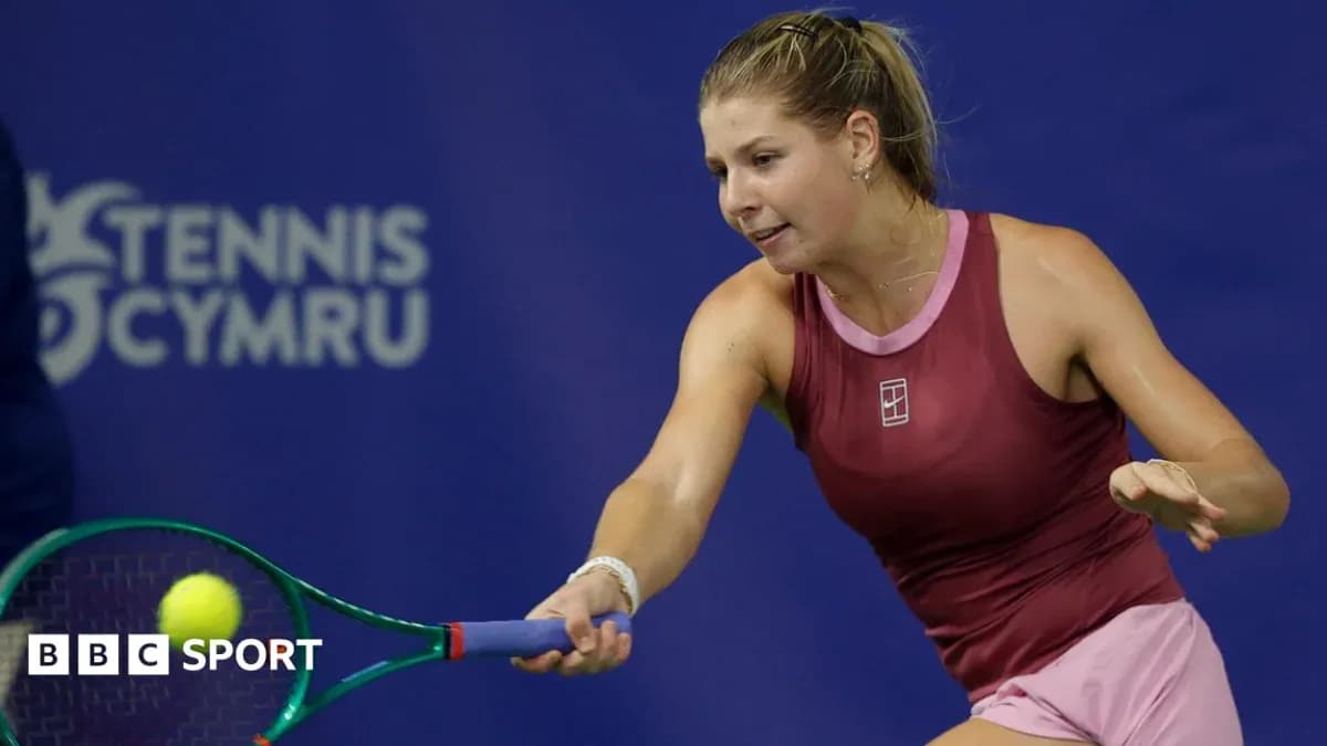 Joueuse de tennis effectuant un coup de raquette
