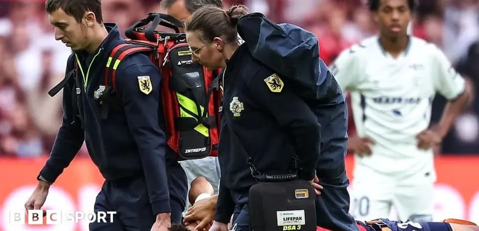 Équipe médicale transportant un joueur blessé sur civière