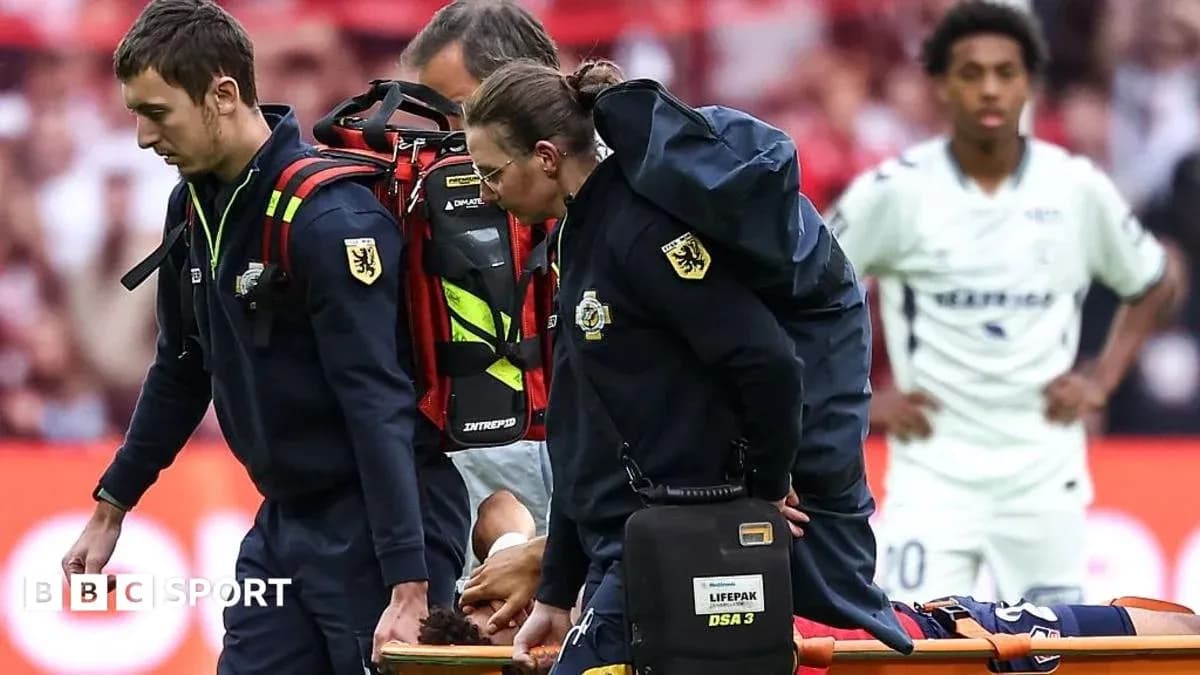 Équipe médicale transportant un joueur blessé sur civière