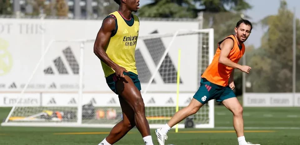 Joueurs s'entraînant sur le terrain de football