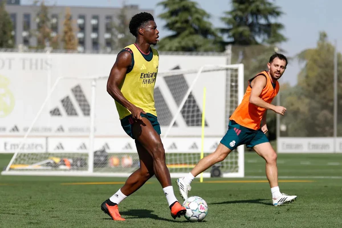 Joueurs s'entraînant sur le terrain de football